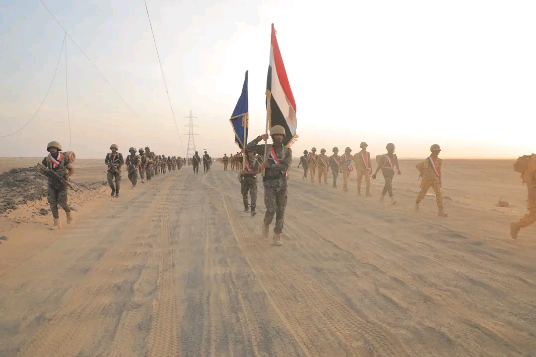 مأرب.. قوات مشتركة من الأمن الخاص وشرطة المنشآت ينفذون مسيرا عسكريا لمسافة 75 كيلو متر