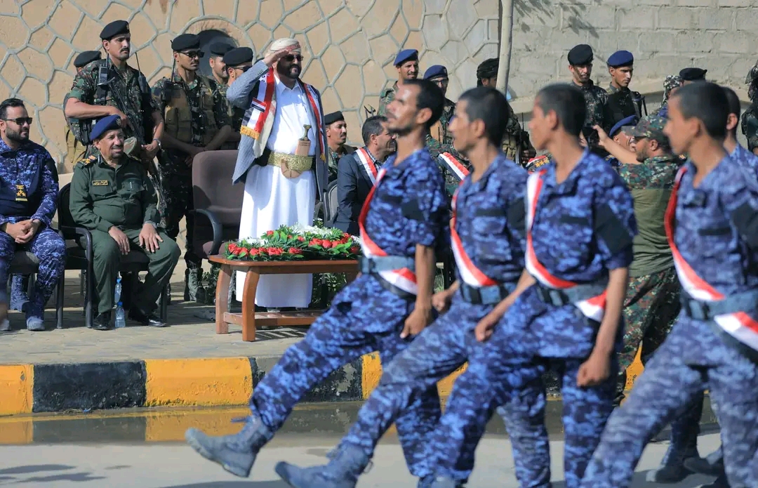 اللواء سلطان العرادة يشهد عرضاً عسكرياً لشرطة محافظة مأرب 