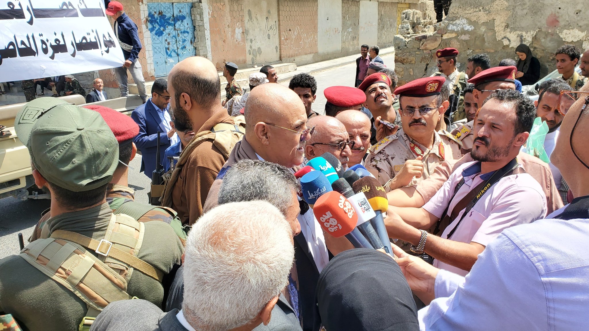 محافظ تعز برفقة لجنة حكومية يقوم بفتح طريق الحوبان صنعاء